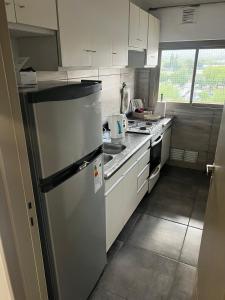 uma cozinha com um frigorífico de aço inoxidável e um fogão em Departamento nuevo em Mendoza