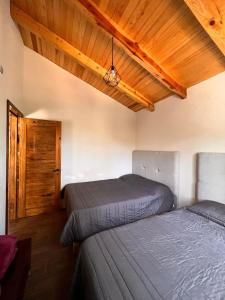Postel nebo postele na pokoji v ubytování Cabaña "Alexa", en el corazón del bosque de Mazamitla