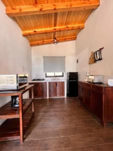 Kuchyň nebo kuchyňský kout v ubytování Cabaña "Alexa", en el corazón del bosque de Mazamitla