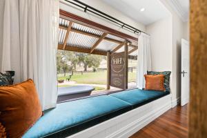 einen Fensterplatz in einem Zimmer mit Blick auf eine Badewanne in der Unterkunft Grandview Accommodation - Hideaway Huts in Dawesley