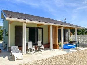 una piccola casa con sedie e patio di Yonehara Beach Stay LUANA - Vacation STAY 38711v a Fukai