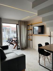 ein Wohnzimmer mit einem Sofa und einem Tisch in der Unterkunft Flats do Lucca in Tamandaré