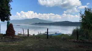um barco sentado na margem de um lago em Espacio para acampar en la Isla de Janitzio em Pátzcuaro