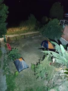 uma vista superior de duas tendas num quintal à noite em Espacio para acampar en la Isla de Janitzio em Pátzcuaro