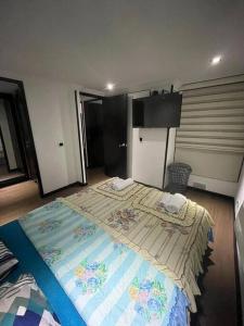 1 dormitorio con 1 cama grande en una habitación en Acogedor Apto Sector Tintal, en Bogotá