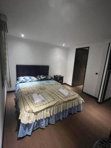 ein Schlafzimmer mit einem Bett mit zwei Kissen darauf in der Unterkunft Acogedor Apto Sector Tintal in Bogotá