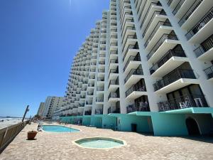 um grande edifício de apartamentos na praia com duas piscinas em ROYAL GARDEN RESORT 212 condo em Myrtle Beach