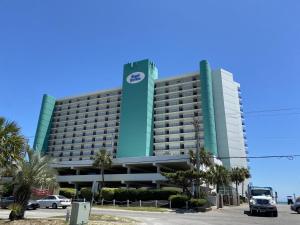 um grande hotel com carros estacionados em frente em ROYAL GARDEN RESORT 212 condo em Myrtle Beach
