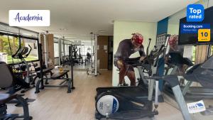a man on a treadmill in a gym at Apartamento Novo - Próximo ao Shopping Jardins in Aracaju