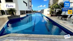 una gran piscina en medio de un edificio en Apartamento Novo - Próximo ao Shopping Jardins, en Aracaju