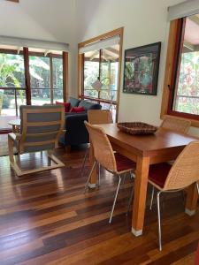 ein Wohnzimmer mit einem Holztisch und Stühlen in der Unterkunft Kin Kin Cottage Retreat in Kin Kin