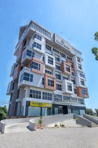 un gran edificio de apartamentos frente a un edificio en Horison Inn Antawirya Semarang, en Jatingaleh