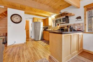 Кухня или мини-кухня в 2263-Tree Top Tranquility home
