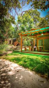 einen Pavillon mit einem Picknicktisch in einem Park in der Unterkunft ALQUIMIA Hospedaria in Praia do Forte