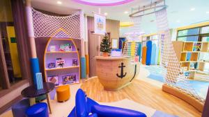 um quarto para crianças com uma área recreativa com escorrega em InterContinental Pattaya Resort, an IHG Hotel em Pattaya Sul