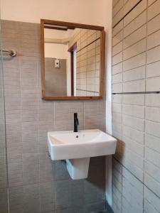 ein Badezimmer mit einem weißen Waschbecken und einem Spiegel in der Unterkunft Dream riverside in Ban Rai + 76 Fotos