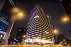 un edificio alto en una ciudad por la noche en Elegant 1-bedroom apartment in San Isidro - Peru (65m2), en Lima