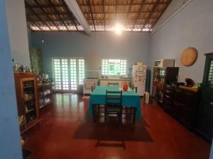 eine Küche mit einem blauen Tisch in einem Zimmer in der Unterkunft MAEVE Quarto Mata in Goiás