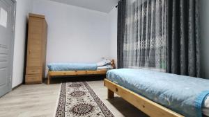 Postel nebo postele na pokoji v ubytování Tündük Guest House, Karakol
