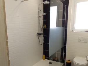 Kúpeľňa v ubytovaní Appartement NEUF 1 chambre, 4 pers, 350m plage Saint Jean de Monts, calme, forêt, commerces à proximité - FR-1-323-268 + 12 fotografií