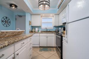 Köök või kööginurk majutusasutuses Spectacular Gulf Front Corner Unit condo +14 fotot