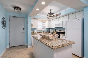 Köök või kööginurk majutusasutuses Spectacular Gulf Front Corner Unit condo