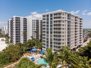 een luchtzicht op een resort met een zwembad en gebouwen bij Immaculate Direct Gulf Front 3 Bedroom Condo - Gullwing 505 condo in Fort Myers Beach