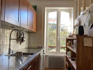 kuchnia ze zlewem i oknem w obiekcie Appartement élégant 3* au coeur de Le Palais, 2 chambres, proche commerces et plage - FR-1-418-197 w mieście Le Palais +8 zdjęć