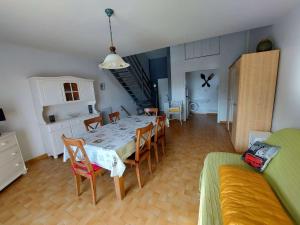 eine Küche und ein Esszimmer mit einem Tisch und Stühlen in der Unterkunft Appartement Le Grau d'Agde, 3 pièces, 6 personnes - FR-1-423-261 in Le Grau-dʼAgde