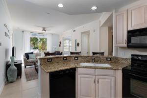 Una cocina con gabinetes blancos y encimera. en - The Bonita Paddle A202 - Beautiful Bonita Springs Condo with Mother In Law Suite! condo, en Bonita Springs 14 fotos más