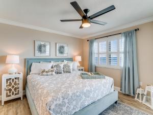 フォートマイヤーズビーチにあるTwo-Bedroom Apartmentのベッドルーム1室(ベッド1台、シーリングファン付)