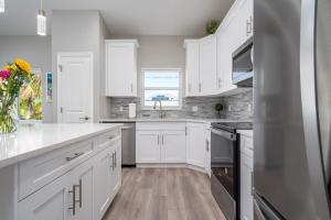 Η κουζίνα ή μικρή κουζίνα στο Beautiful New Build Private Pool Home on the North End of Fort Myers Beach! home +20 φωτογραφίες