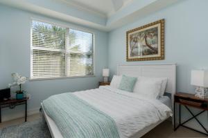 Un dormitorio con una cama blanca y una ventana. en -The Bonita Paddle 2 2- Your Home Away From Home in Paradise condo, en Bonita Springs