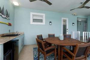 Una cocina y un comedor con mesa y sillas de madera. en -The Bonita Paddle 2 2- Your Home Away From Home in Paradise condo, en Bonita Springs