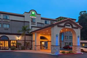 マイラ・メサにあるHoliday Inn Express Mira Mesa San Diego, an IHG Hotelの表面に看板が出ているホテル
