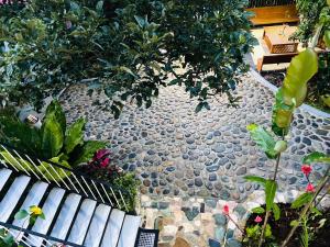 una vista aérea de un jardín con un camino de piedra en Casa Los Madriz Suite #2, en San Isidro