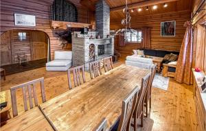 un comedor con una gran mesa de madera y sillas en 4 Bedroom Beautiful Home In Slen en Stöten