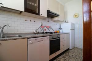 een keuken met een wastafel en een fornuis top oven bij 2-bedroom apartment in heart of Tuscany with free parking in Pomarance