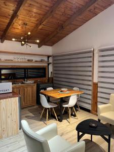 Kuchyň nebo kuchyňský kout v ubytování Cabaña en sector Aquelarre, Lago Vichuquén