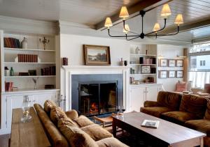 uma sala de estar com um sofá e uma lareira em Wylder Windham em Windham