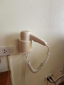 um telefone está pendurado numa parede em Morakot Twin Chumphon em Chumphon