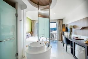 Postel nebo postele na pokoji v ubytování The Pago Design Hotel Phuket-SHA Plus
