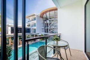 Bazén v ubytování The Pago Design Hotel Phuket-SHA Plus nebo v jeho okolí