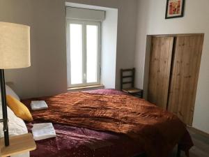 Tempat tidur dalam kamar di Sur les rochers du lac & location-rando en VTT