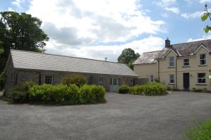 une ancienne grange et une maison avec allée dans l'établissement Dryslwyn Cottage, à Carmarthen