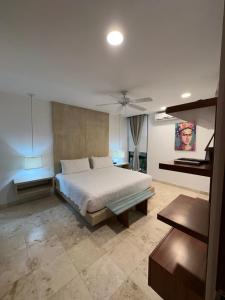 1 dormitorio con 1 cama y ventilador de techo en Lovely 1 Bedroom Condo with plunge pool In Bahia Principe Golf Resort, en Akumal