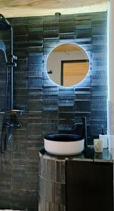 La salle de bains est pourvue d'un lavabo et d'un miroir. dans l'établissement Moon homestay Phu Yen, à Phú Lac