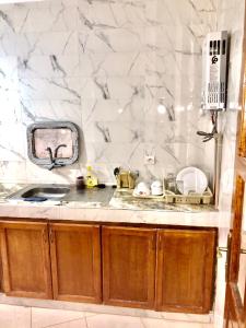 a kitchen with a sink and a white marble wall at moderno apartamento en el centro , a 3 min del mar I in Asilah