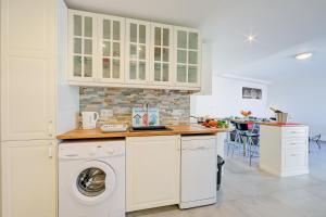 Kuchyň nebo kuchyňský kout v ubytování Le Bristol V - Happy Rentals