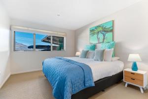 ein Schlafzimmer mit einem großen Bett und einem Fenster in der Unterkunft Diamond Villa - Lake Views, Central Location in Queenstown